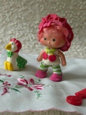 CHERRY CUDDLER with Gooseberry Pet / Strawberry Shortcake's Friend